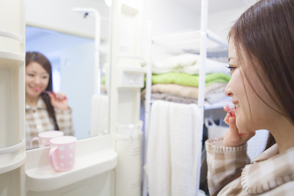 歯を磨く女性 歯を磨く女性