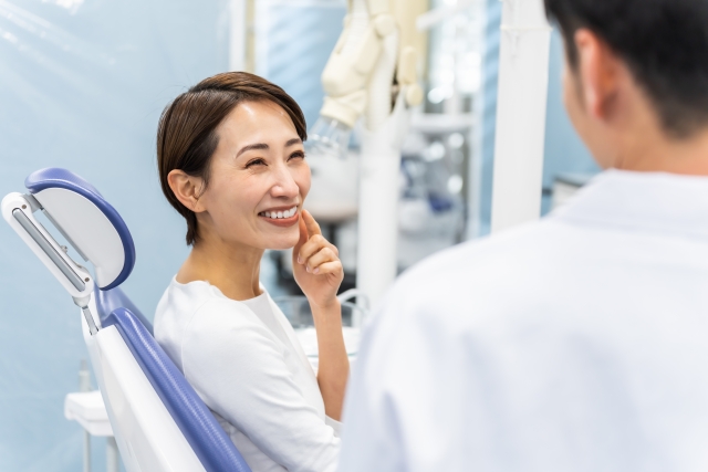 歯医者でほほ笑む女性 歯医者でほほ笑む女性